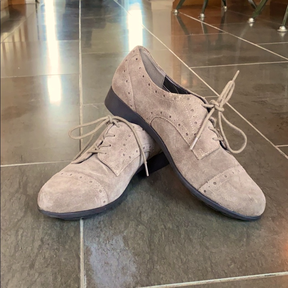 Flat Oxford style suede shoes